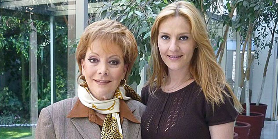 Jacqueline Andere cae del escenario en Teatro Hidalgo