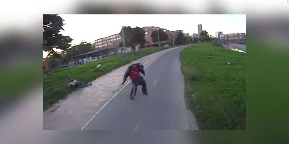 Graba intento de asalto en bicicleta