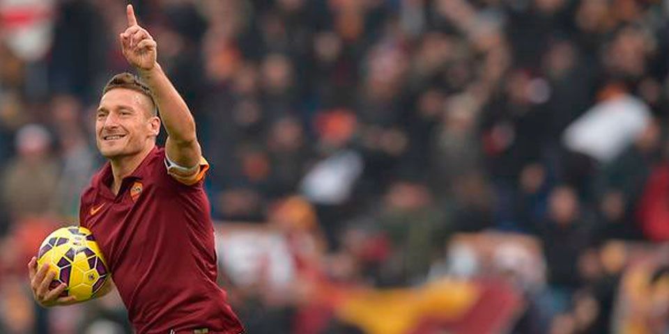 Con dos goles de Totti, Roma empata derbi ante Lazio Con dos goles de Totti, Roma empata derbi ante Lazio