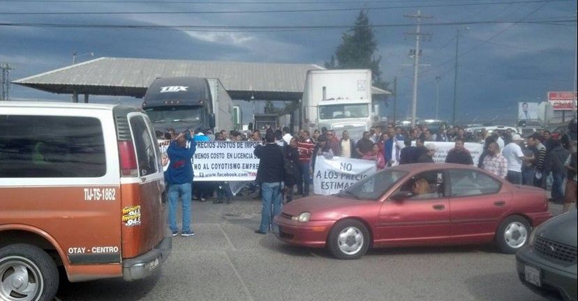 Comerciantes de autos toman garita en Tijuana Comerciantes de autos toman garita en Tijuana