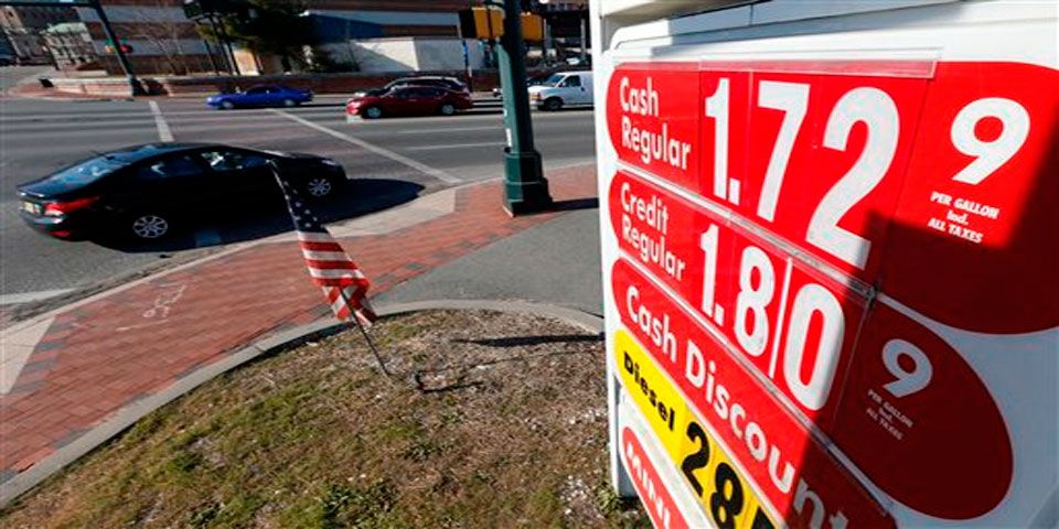 Gasolina en EEUU cuesta menos de 2 dólares