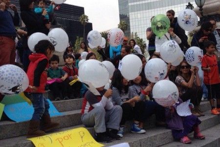 Niños recuerdan con globos a normalistas de Ayotzinapa