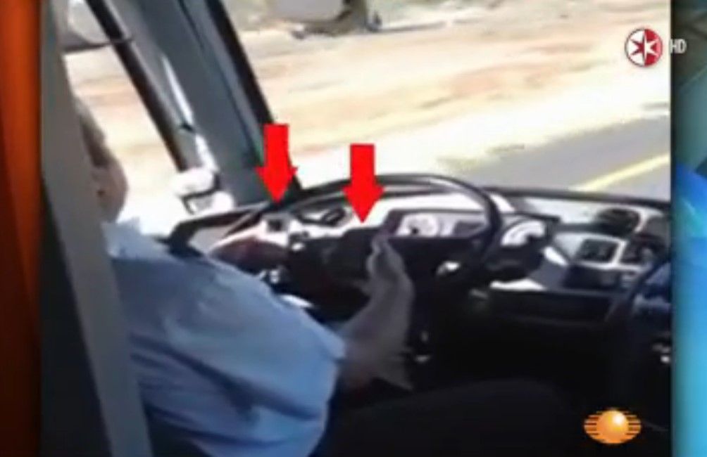 Graban a chofer de autobús revisando celular Graban a chofer de autobús revisando celular
