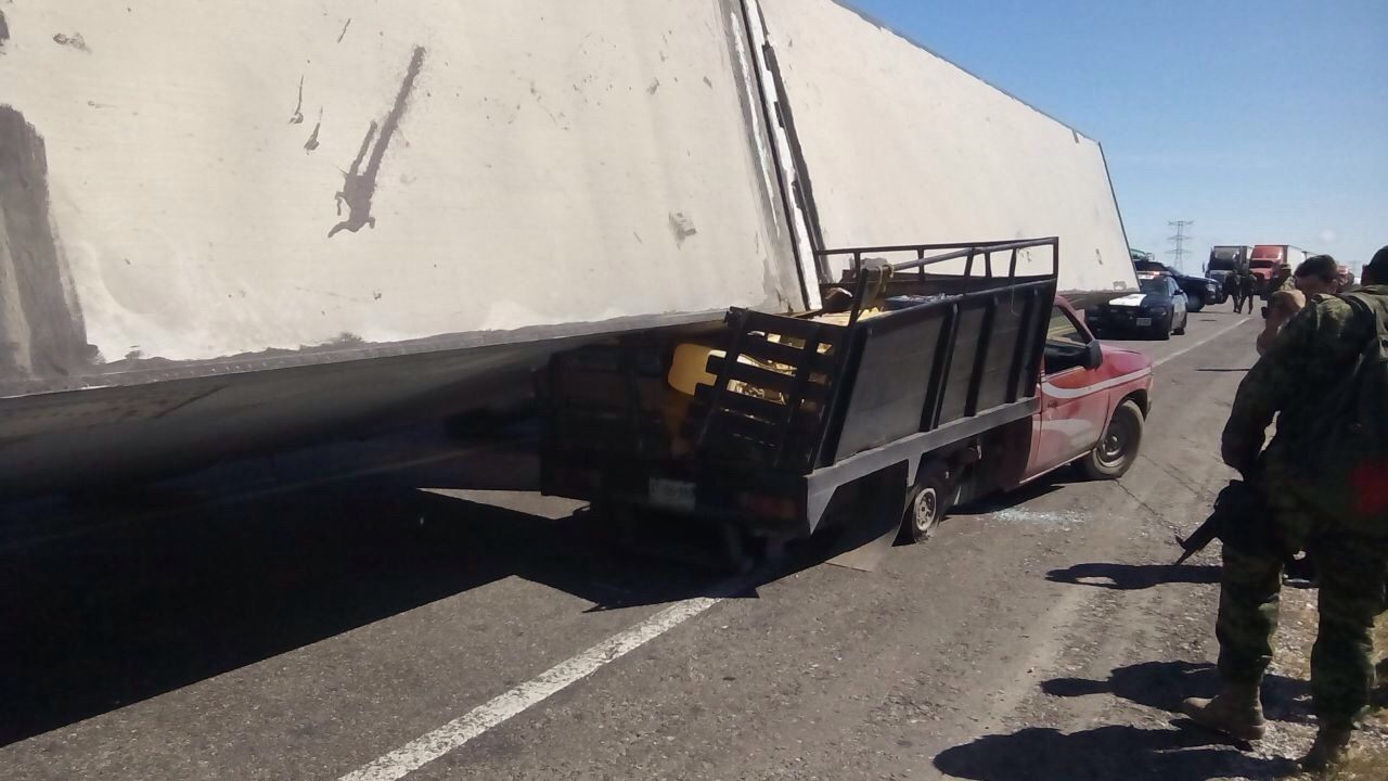 Vuelcan dos tráileres en carretera La Ventosa Vuelcan dos tráileres en carretera La Ventosa