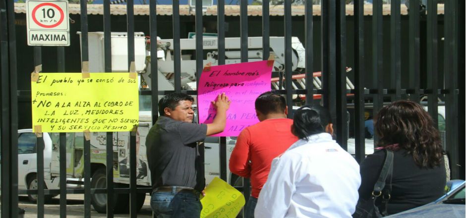 Protestan profesores en caseta de cobro y en CFE en Oaxaca