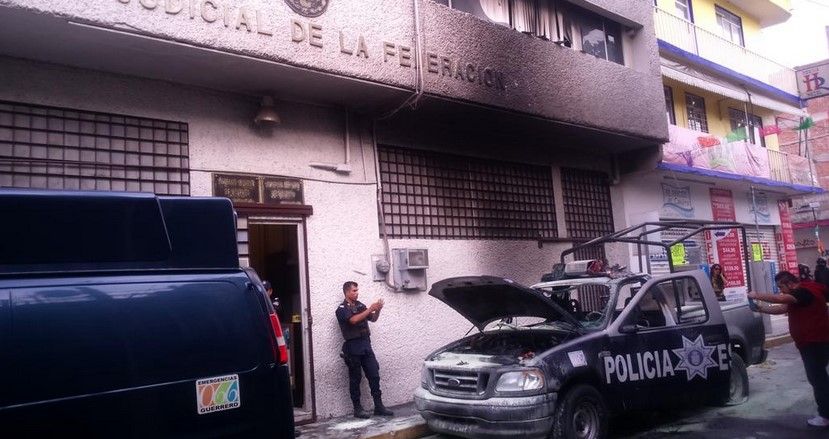 Incendian patrulla y rompen vidrios de juzgado en Chilpancingo