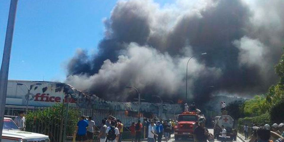 Alarma en El Salvador por incendio en centro comercial Alarma en El Salvador por incendio en centro comercial