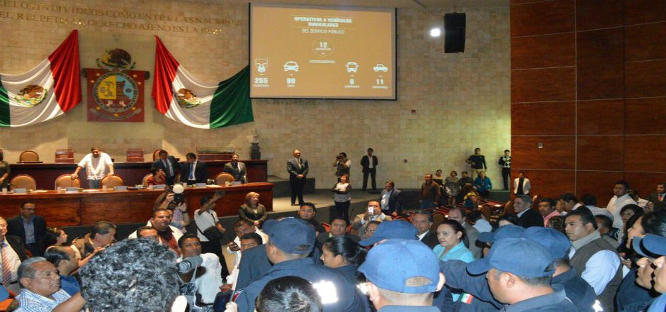 Irrumpen policías en Congreso de Oaxaca Irrumpen policías en Congreso de Oaxaca
