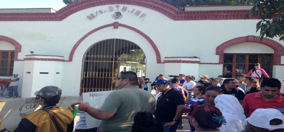 Sección 22 protesta en cuartel militar de Ixtepec