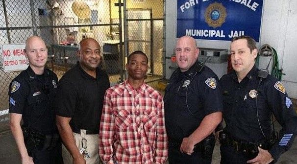 De delincuente a héroe pasa un joven de 17 años De delincuente a héroe pasa un joven de 17 años