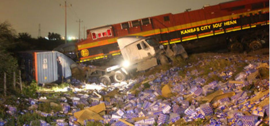 Tren choca con tráiler y descarrila en Escobedo