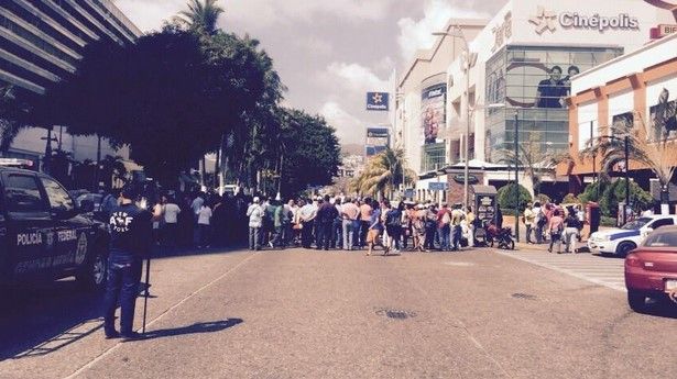 Maestros bloquean costera Miguel Alemán por pago de quincenas