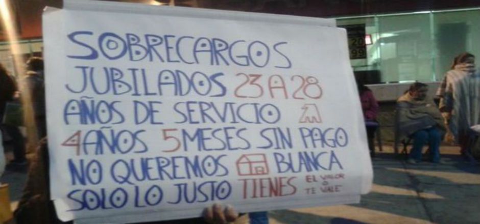 Protestan extrabajadores de Mexicana en casa de Felipe Calderón