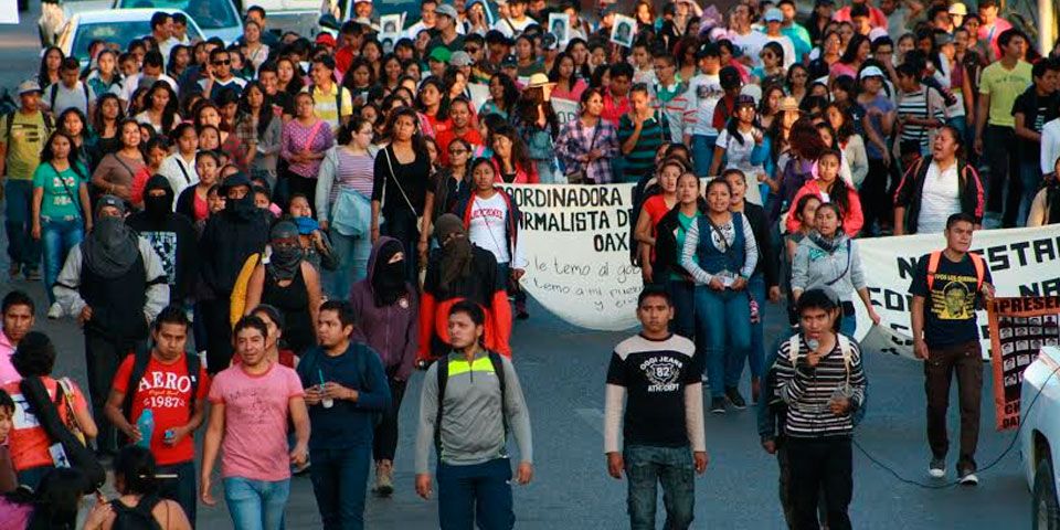 Marchan en Oaxaca por normalistas Marchan en Oaxaca por normalistas