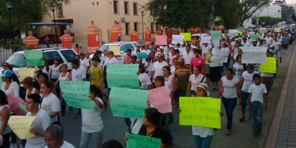 Marchan en Iguala esposas de policías detenidos Marchan en Iguala esposas de policías detenidos