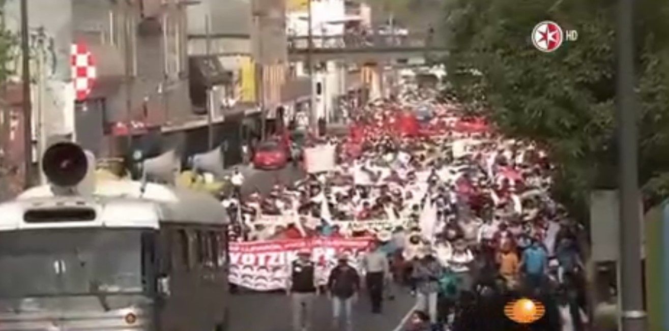 Marchan en el DF por desaparecidos de Ayotzinapa
