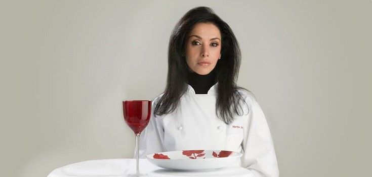 Agua cristalina de flores de azahar con cítricos y crisantemos blancos Agua cristalina de flores de azahar con cítricos y crisantemos blancos