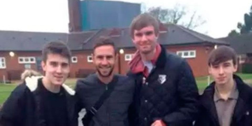 Miguel Layún ya posa con los fans del Watford