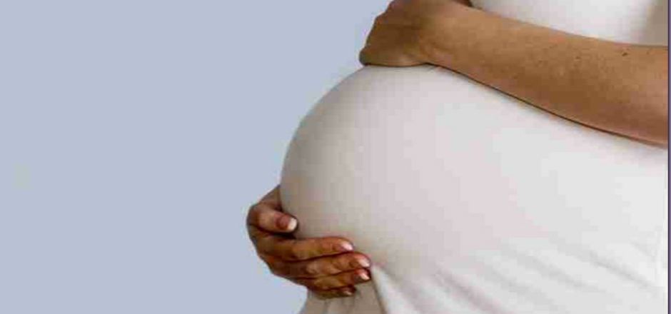 Indígena oaxaqueña da a luz en un baño