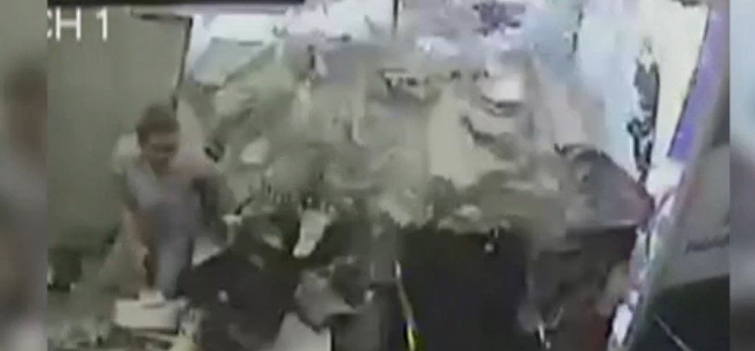 Mujer se salva después que una camioneta derribó su oficina Mujer se salva después que una camioneta derribó su oficina