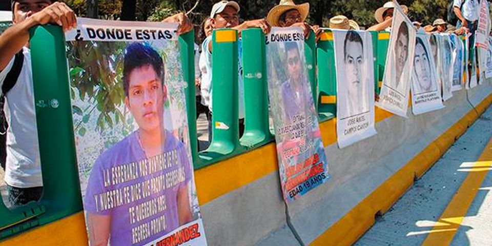 Normalistas toman casetas y cobran “cuotas” a automovilistas