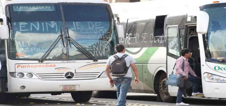 Normalistas de Michoacán secuestran cuatro autobuses