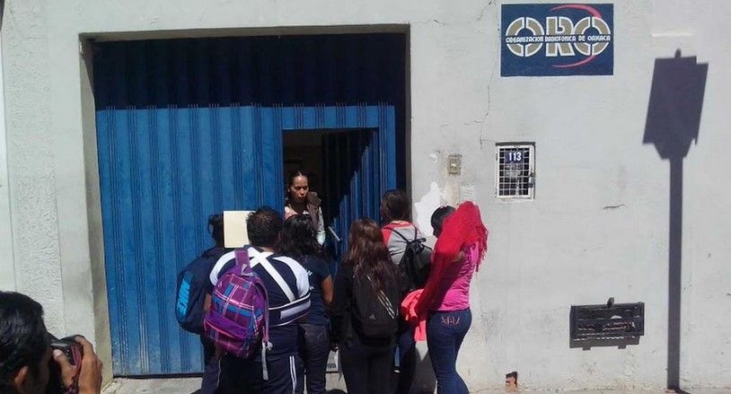 Retienen camiones por normalistas de Ayotzinapa Retienen camiones por normalistas de Ayotzinapa