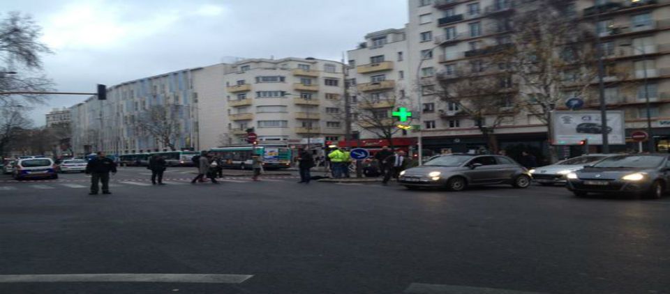 Disparan a policía en París Disparan a policía en París