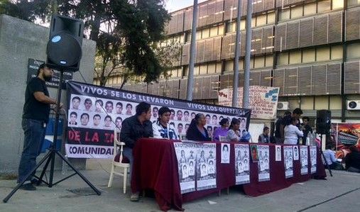 Padres de normalistas invitan a alumnos del IPN a megamarcha