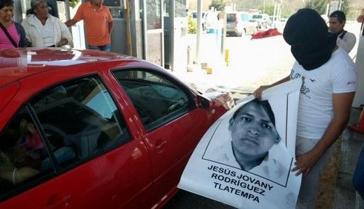 Toman caseta de Palo Blanco por caso Ayotzinapa