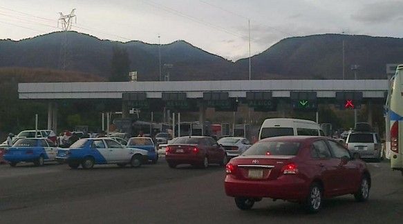 Bloquean taxistas caseta en Autopista del Sol