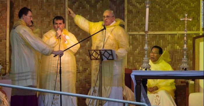 Papa Francisco visita zonas afectadas por tifón en Filipinas Papa Francisco visita zonas afectadas por tifón en Filipinas