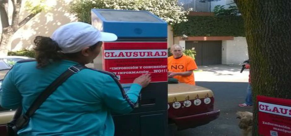 Vecinos “clausuran” parquímetros en la Benito Juárez Vecinos “clausuran” parquímetros en la Benito Juárez