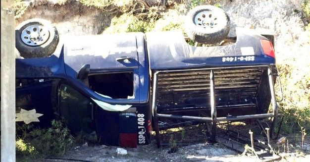 Cuatro policías heridos por volcadura de patrulla Cuatro policías heridos por volcadura de patrulla