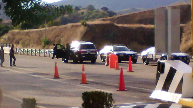 Policías resguardan la caseta de Huitzo