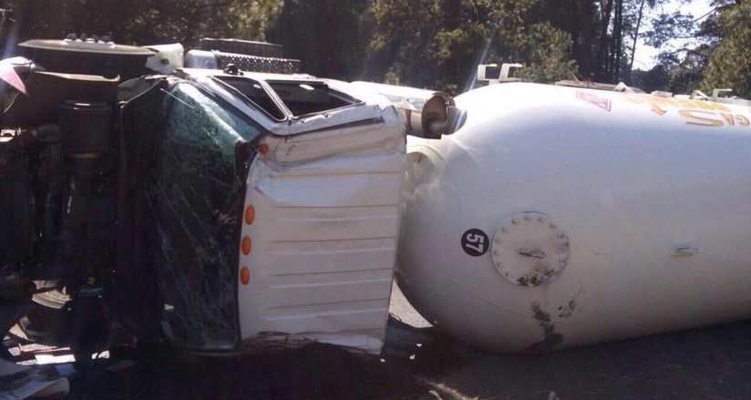 Muere chofer de pipa de gas en la México-Cuernavaca