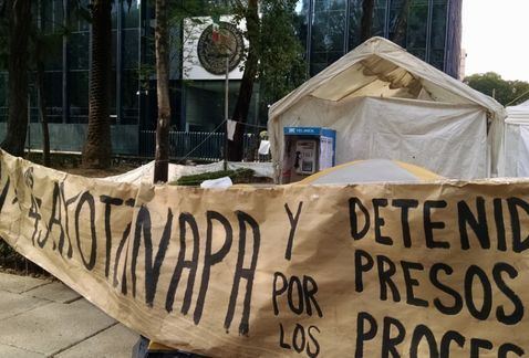 Plantón de normalistas en la PGR molesta a ciudadanos