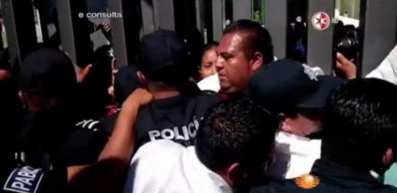 Policías de Oaxaca irrumpen en el congreso estatal