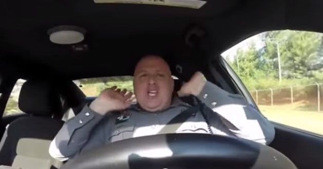 Policía baila en su patrulla éxito de Taylor Swift Policía baila en su patrulla éxito de Taylor Swift