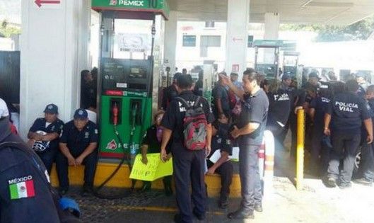 Policías municipales toman gasolinera en Acapulco