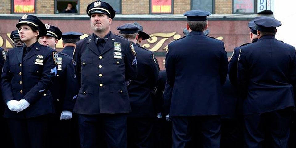 Miles de policías dan la espalda a alcalde de NY Miles de policías dan la espalda a alcalde de NY