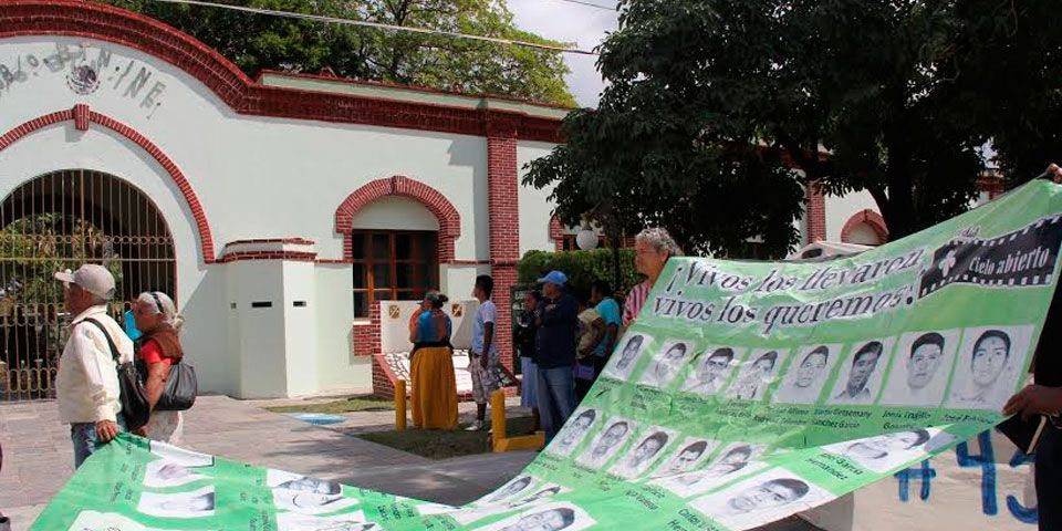 Protestan por normalistas en cuartel militar de Oaxaca Protestan por normalistas en cuartel militar de Oaxaca