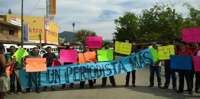 Periodistas bloquean Autopista del Sol por desaparición de veracruzano