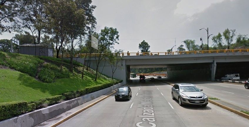 Cae persona sobre un auto en Circuito Interior