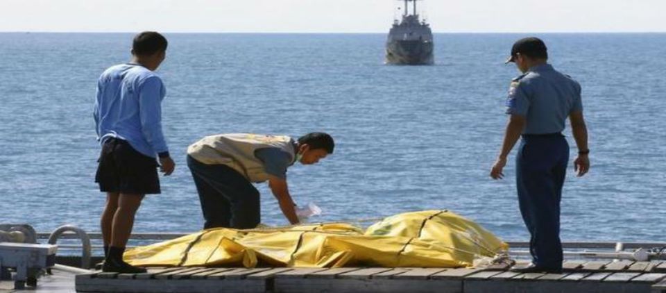 Rescatistas van por el fuselaje del avión de AirAsia