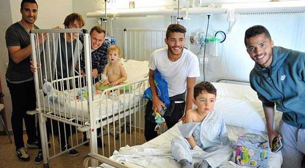 Hermanos Dos Santos llevan juguetes a niños en hospital de Valencia