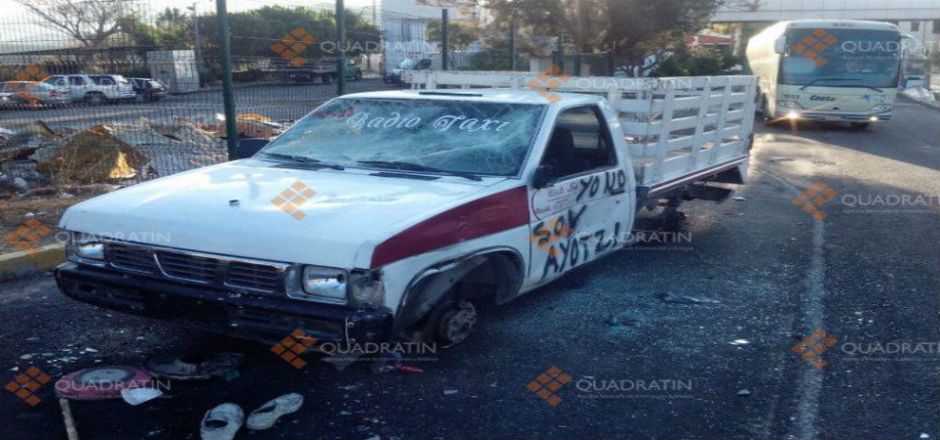 Normalistas y ambulantes se disputan control de caseta