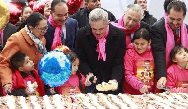 Parten monumental Rosca de Reyes en el Zócalo