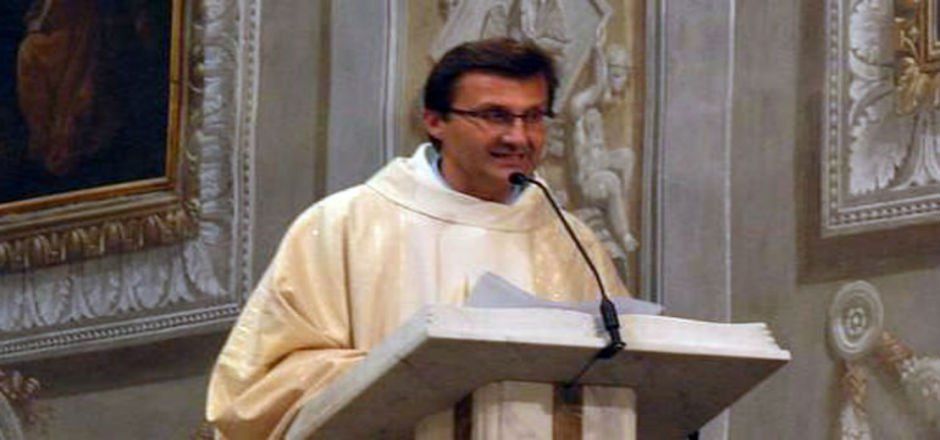 Sacerdote se despide de feligreses porque va ser padre