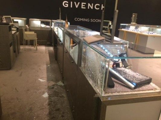 Video del asalto a la tienda Saks de Santa Fe Video del asalto a la tienda Saks de Santa Fe